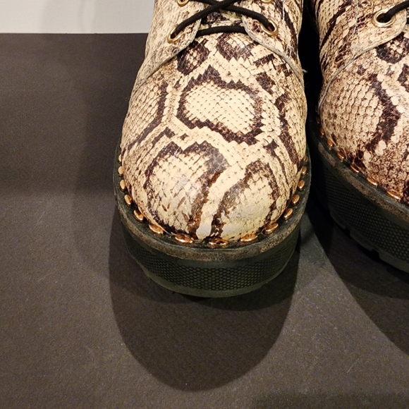 VINCE CAMUTO "Mecale" Leather Python Print COMBAT BOOTS SIZE 8.5M - Picture 9 of 16